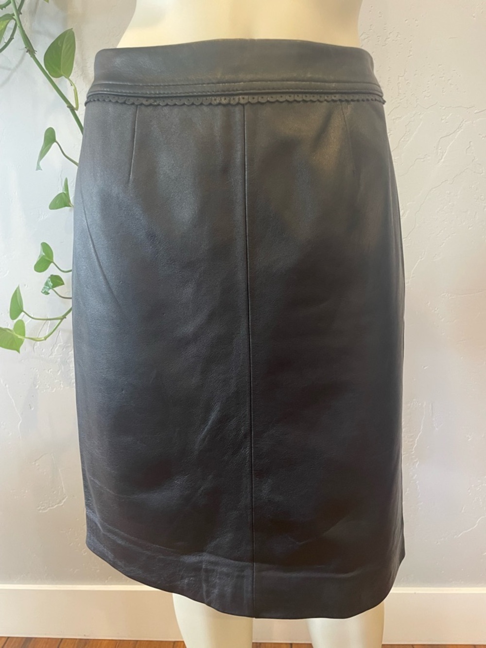 Pristine vintage Jaclyn Smith Black Leather Pencil Skirt SZ 6